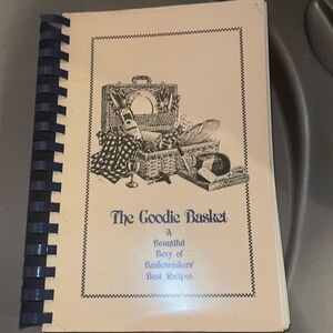 Vintage 1990's charity cookbook basketweave fundraiser favorite‎ family recipes